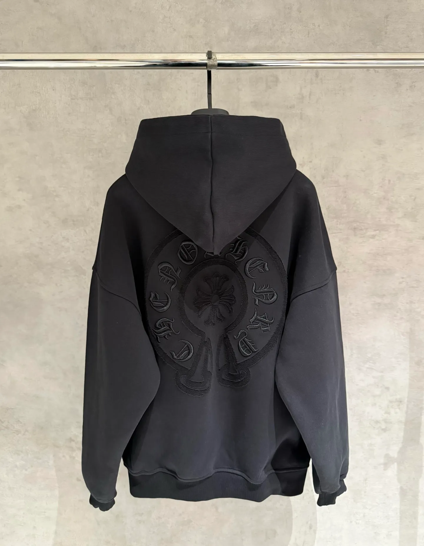 🅿️410 [Strict quality control] CH Croixin's new long-sleeved hooded sweatshirt. The fabric is made of heavy 480g double yarn fabric. Garment washing. Laser burning of the front and back panels. Garment washing. Loose fit. The fabric is stiff and stylish. It does not deform or shrink. Color: black, white, floral gray. Size: M-2xl